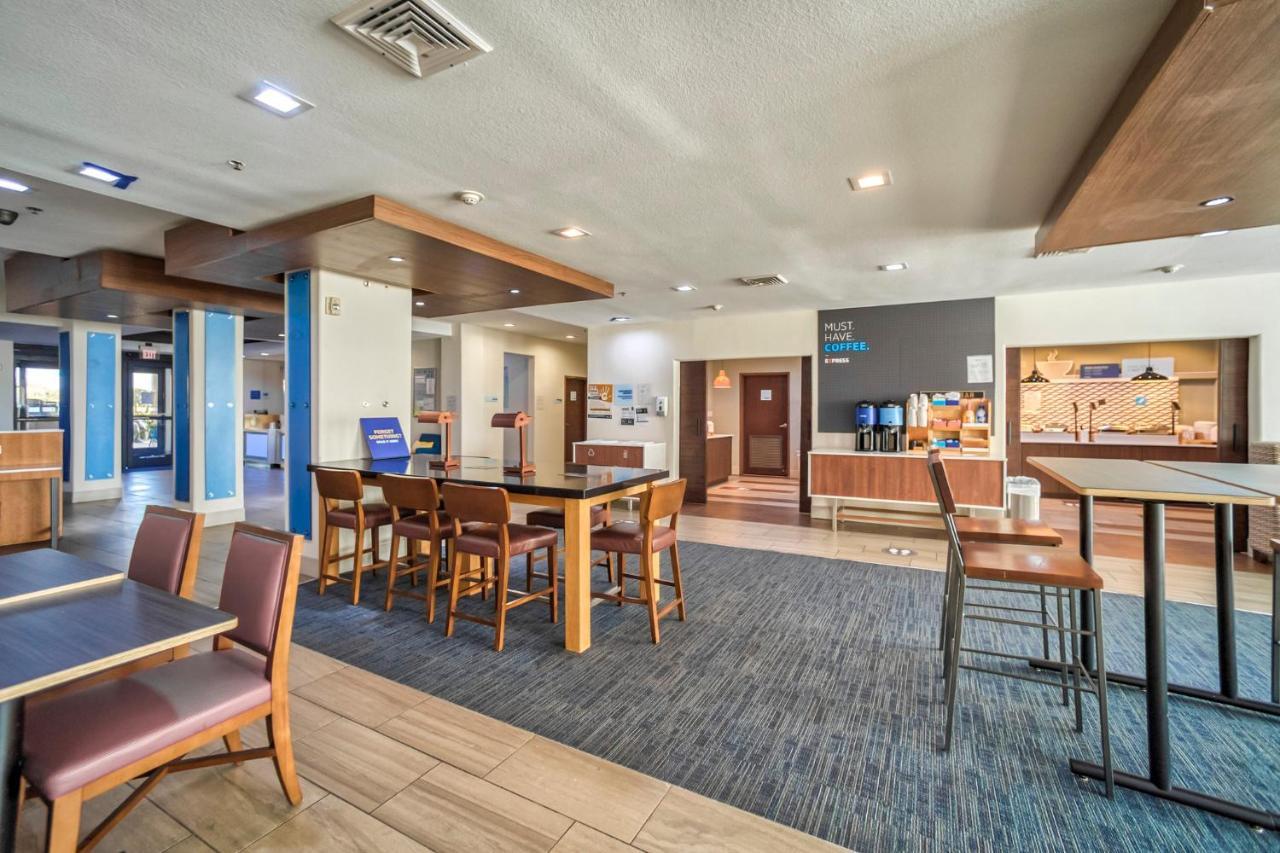 Holiday Inn Express And Suites Beeville By Ihg Екстер'єр фото